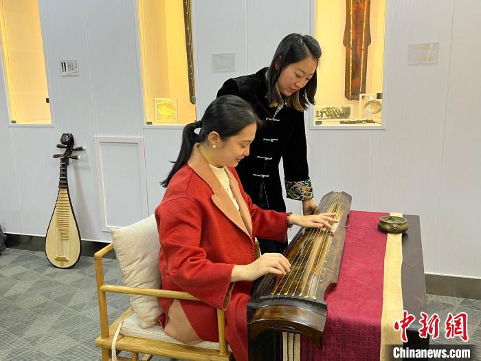 李旭教古琴爱好者抚琴。 李晛 摄 李旭教古琴爱好者抚琴。 李晛 摄