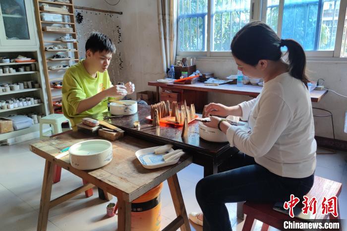 张才枝的两个徒弟在学习制笔。 吴冠标 摄 张才枝的两个徒弟在学习制笔。 吴冠标 摄