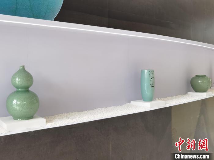 青瓷艺术品 周健 摄 青瓷艺术品 周健 摄
