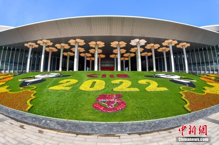 第五届进博会场馆景观装饰全面定妆。 陈梦泽 摄 第五届进博会场馆景观装饰全面定妆。 陈梦泽 摄