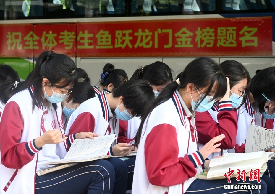 资料图：考生们认真温习。 <a target='_blank'  data-cke-saved-href='/' href='/'>中新社</a>记者 翟羽佳 摄