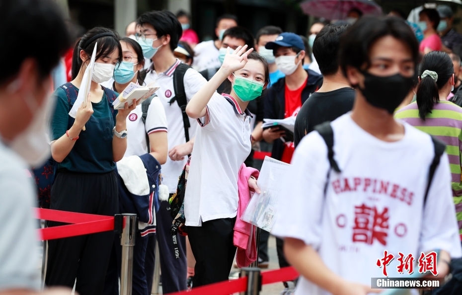 资料图：一名考生在进入考场前向家长挥手致意。<a target='_blank'  data-cke-saved-href='/' href='/'>中新社</a>记者 汤彦俊 摄
