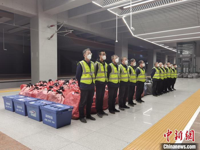 今年“双11”，兰州铁路局在既有运能基础上，动态调整行李车运力，全方位满足物流运输需求。　兰州铁路局供图
