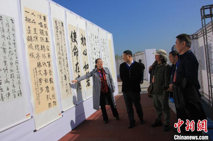 图为民众现场观展。 李雪梅 摄 图为民众现场观展。 李雪梅 摄