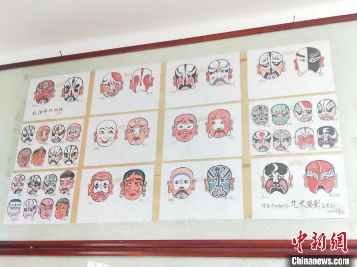 李双旭收藏的乱弹传统脸谱。 石新亚 摄 李双旭收藏的乱弹传统脸谱。 石新亚 摄