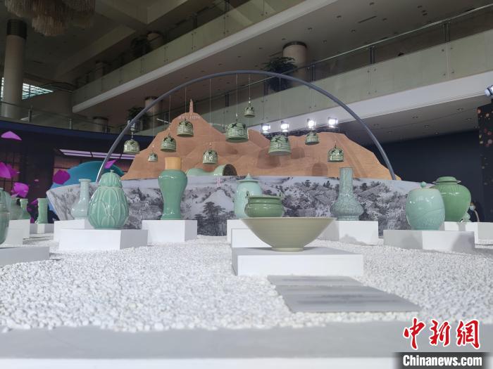 “宋瓷梦华”——青瓷沉浸式交互艺术展上的青瓷作品。 傅飞扬 摄 “宋瓷梦华”——青瓷沉浸式交互艺术展上的青瓷作品。 傅飞扬 摄