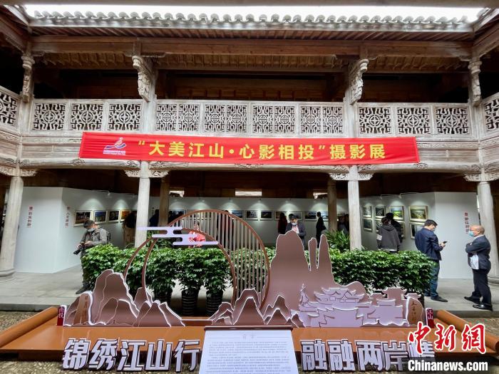 摄影展现场。 张斌 摄 摄影展现场。 张斌 摄
