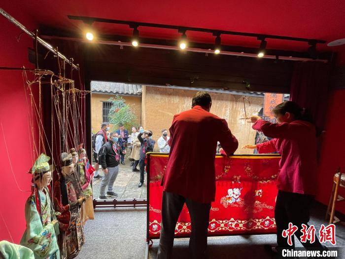 廿八都古镇的木偶戏吸引台胞驻足留影。 张斌 摄 廿八都古镇的木偶戏吸引台胞驻足留影。 张斌 摄