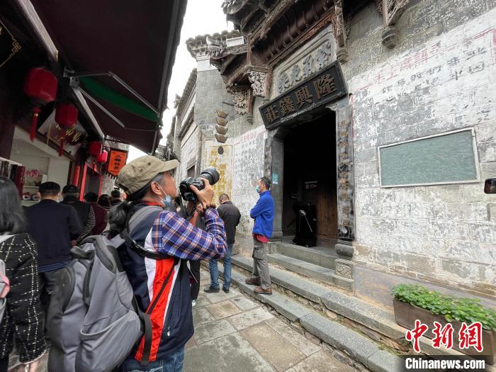 吴秉益驻足拍摄廿八都古镇古建筑。 张斌 摄 吴秉益驻足拍摄廿八都古镇古建筑。 张斌 摄