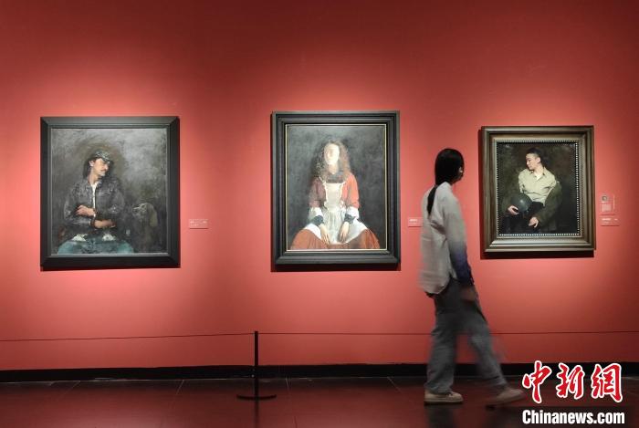 展览共展出全国67位画家的235件写实油画精品。 邓霞 摄 展览共展出全国67位画家的235件写实油画精品。 邓霞 摄
