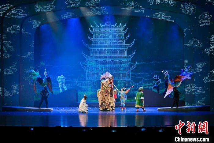11月5日晚,由中外团队联合制作的亲子音乐舞台剧《敦煌奇妙夜》在天津上演。 <a target='_blank' data-cke-saved-href='/' href='/'>中新社</a>记者 佟郁 摄 11月5日晚,由中外团队联合制作的亲子音乐舞台剧《敦煌奇妙夜》在天津上演。 <a target='_blank' data-cke-saved-href='/' href='/'>中新社</a>记者 佟郁 摄