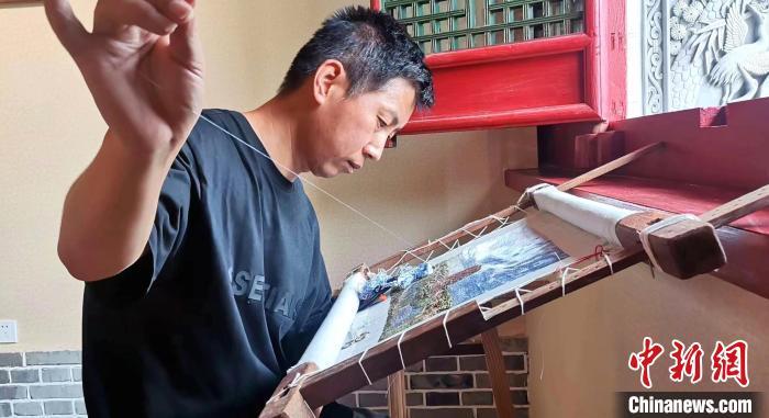 图为甘肃天水市武山刺绣非遗代表性传承人刘云帆专心刺绣。(资料图) 甘肃省非遗保护中心供图 图为甘肃天水市武山刺绣非遗代表性传承人刘云帆专心刺绣。(资料图) 甘肃省非遗保护中心供图