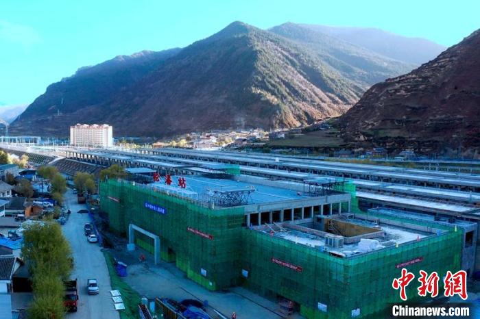 正在建设中的成兰铁路松潘站。 刘忠俊 摄 正在建设中的成兰铁路松潘站。 刘忠俊 摄