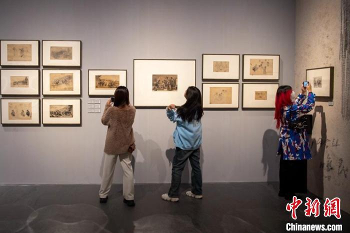 李焕民的作品和手稿吸引参观者。　刘忠俊 摄