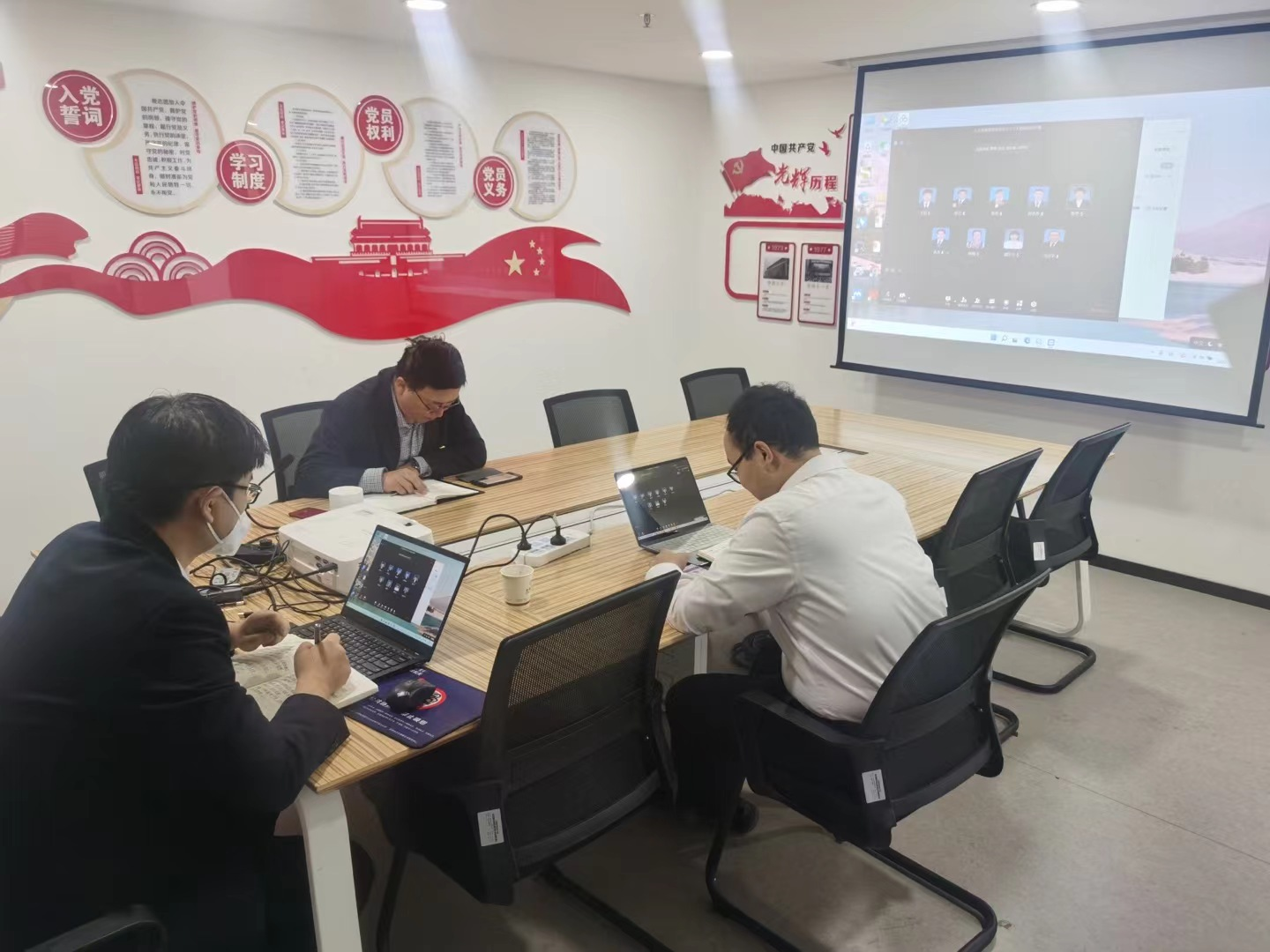 《无极五注册网站_甘肃银行组织条线迅速兴起学习宣传贯彻党的二十大精神热潮》