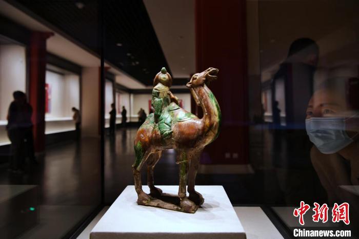 观众参观唐三彩仕女骑驼俑。 佟郁 摄 观众参观唐三彩仕女骑驼俑。 佟郁 摄