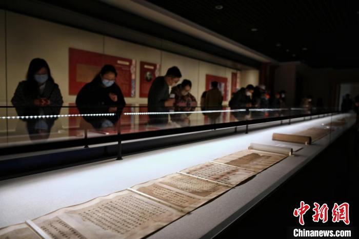 观众参观隋代、唐代等各种经卷。 佟郁 摄 观众参观隋代、唐代等各种经卷。 佟郁 摄