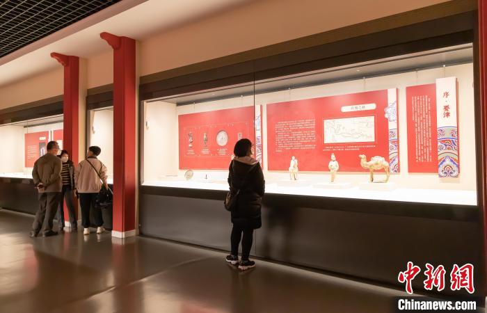 观众参观与“丝绸之路”文化相关各类展品 王在御 摄 观众参观与“丝绸之路”文化相关各类展品 王在御 摄