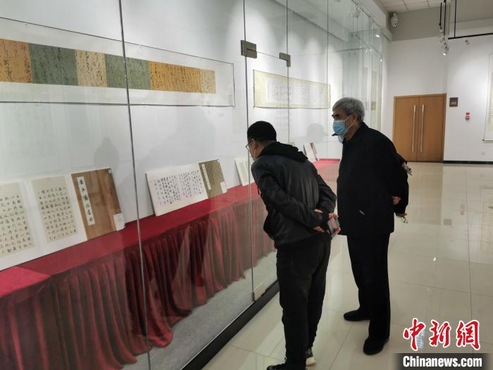 图为书法作品展厅一角。 王鹏 摄 图为书法作品展厅一角。 王鹏 摄