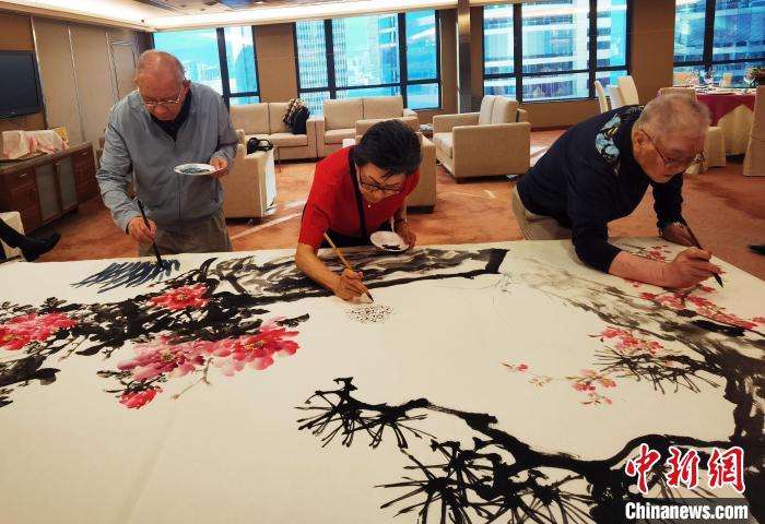 香港书画名家联袂创作《十分春色》图。 索有为 摄 香港书画名家联袂创作《十分春色》图。 索有为 摄