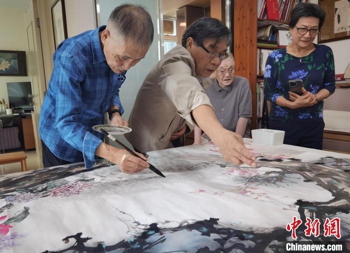 香港书画名家联袂创作《十分春色》图。 索有为 摄 香港书画名家联袂创作《十分春色》图。 索有为 摄