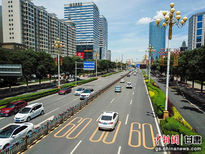 经过海绵化改造后庆阳市西峰区崭新的岐黄大道。俄少飞 摄