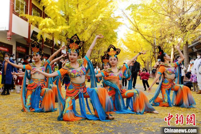 图为秦州区文旅局组织的舞蹈队带来的舞蹈《丝路》。　秦州区委宣布供图