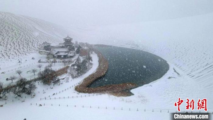图为甘肃省敦煌市鸣沙山月牙泉景区雪景。(无人机照片) 张晓亮 摄