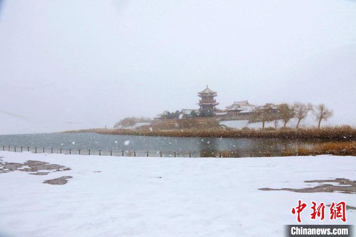 图为甘肃省敦煌市鸣沙山月牙泉景区雪景。　张晓亮 摄