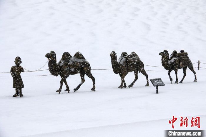 图为敦煌大漠雪景。　张晓亮 摄