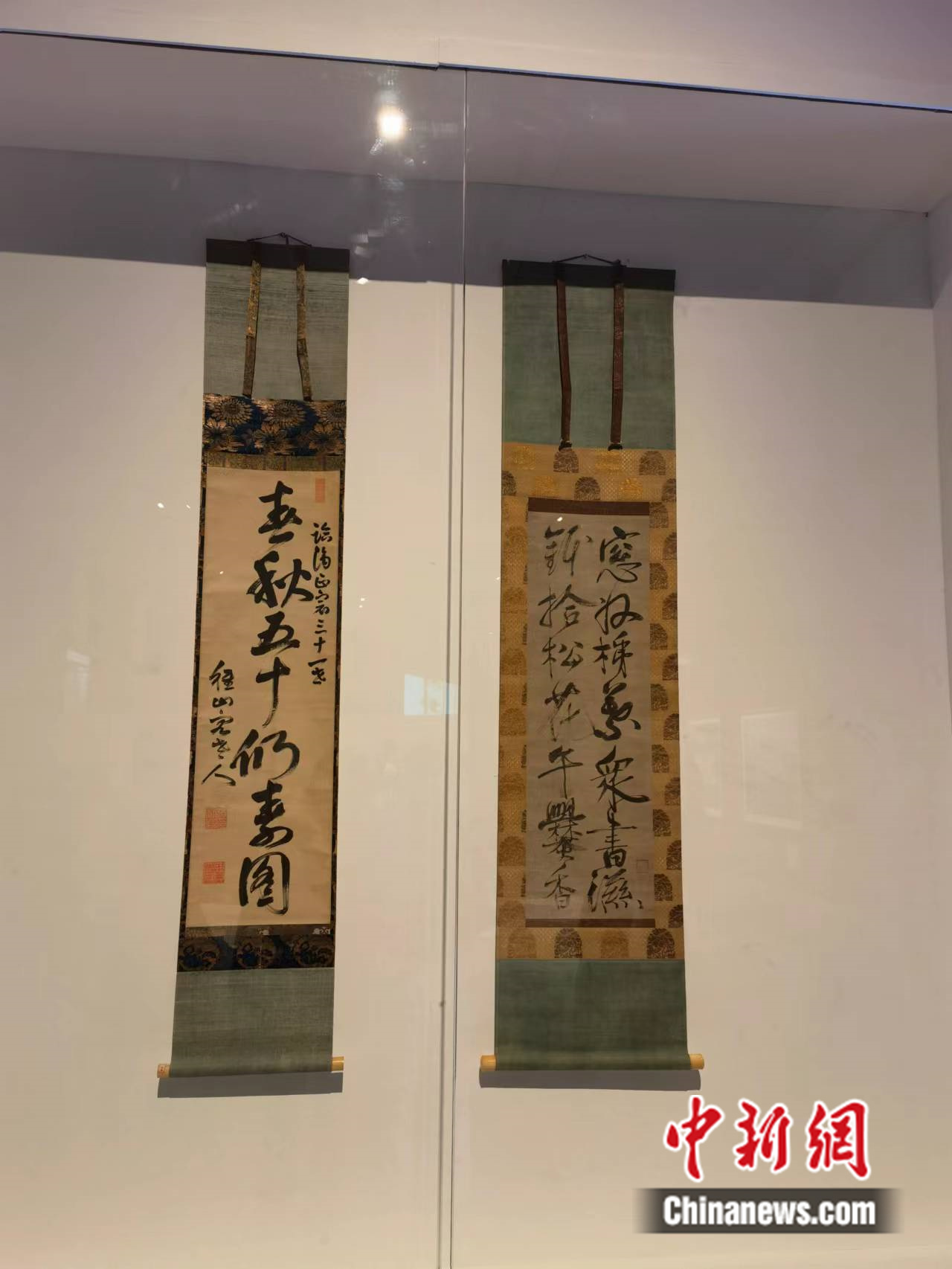 日本禅师一休宗纯的作品(右)和中国费隐通容的书法作品(左)同框展览。谢盼盼 摄