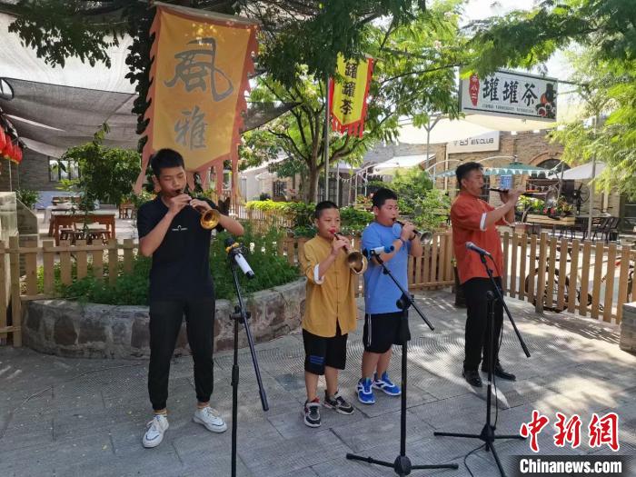 图为翟立鹏(右一)与年轻的徒弟们演奏唢呐,最小的一位年仅9岁。(资料图) 甘肃省非遗保护中心供图 图为翟立鹏(右一)与年轻的徒弟们演奏唢呐,最小的一位年仅9岁。(资料图) 甘肃省非遗保护中心供图