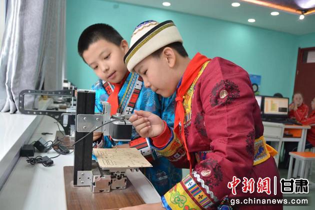 图为小学生参加兴趣课。(资料图) 图为小学生参加兴趣课。(资料图)