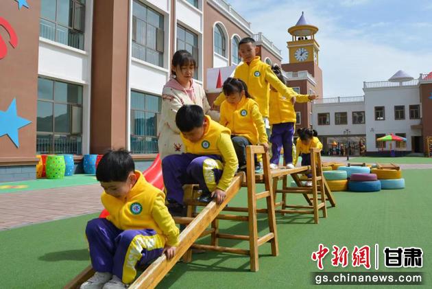 图为幼儿园内孩子们进行课外活动。(资料图) 图为幼儿园内孩子们进行课外活动。(资料图)