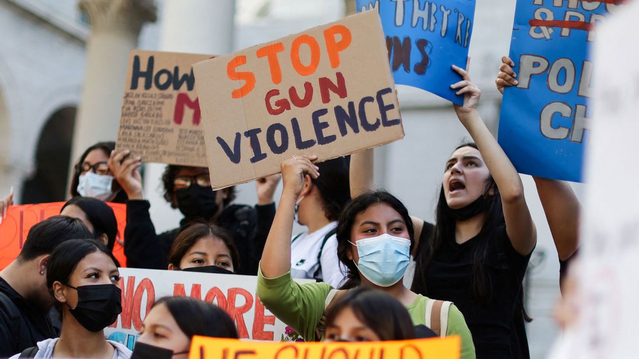 1669894068674495.jpeg 220727163554-stop-gun-violence-protest-file-053122的副本.jpeg