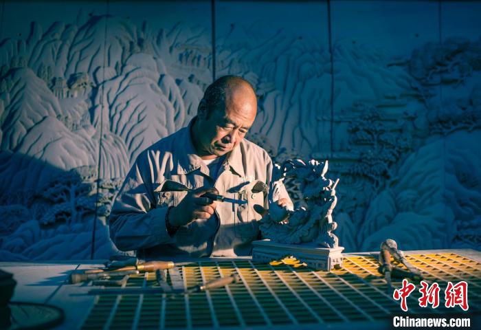 2006年,临夏砖雕列入第一批国家级非物质文化遗产名录。图为沈占伟在雕刻。(资料图) 赵永正 摄 2006年,临夏砖雕列入第一批国家级非物质文化遗产名录。图为沈占伟在雕刻。(资料图) 赵永正 摄