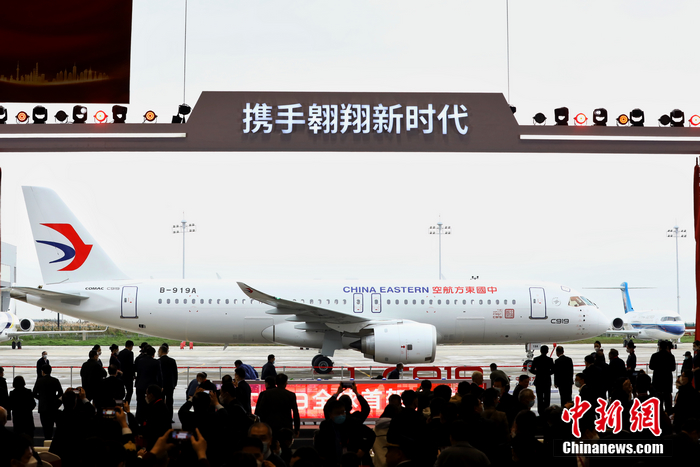 2022年12月9日上午,全球首架国产大飞机C919交付给中国东方航空。图为交付仪式现场。 东航 供图 2022年12月9日上午,全球首架国产大飞机C919交付给中国东方航空。图为交付仪式现场。 东航 供图