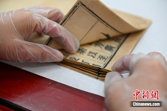 资料图为辽宁沈阳，王斌正在为古籍齐栏。 <a target='_blank'  data-cke-saved-href='/' href='/'>中新社</a>记者 于海洋 摄
