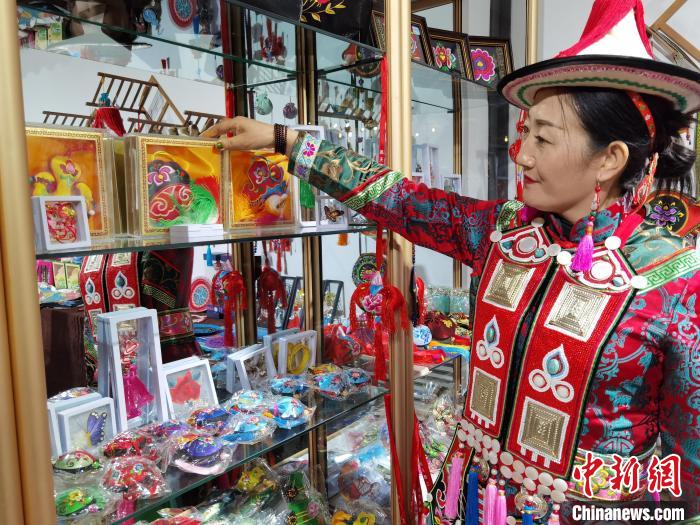 图为甘肃裕固族手艺人在“陇原巧手馆”讲解、展示裕固族刺绣、编织等技艺。(资料图) 徐雪 摄