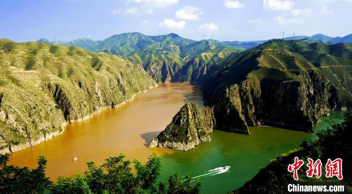 2020年，在永靖县拍摄的“泾渭分明”的风景线。(资料图) 刘家峡水电厂供图