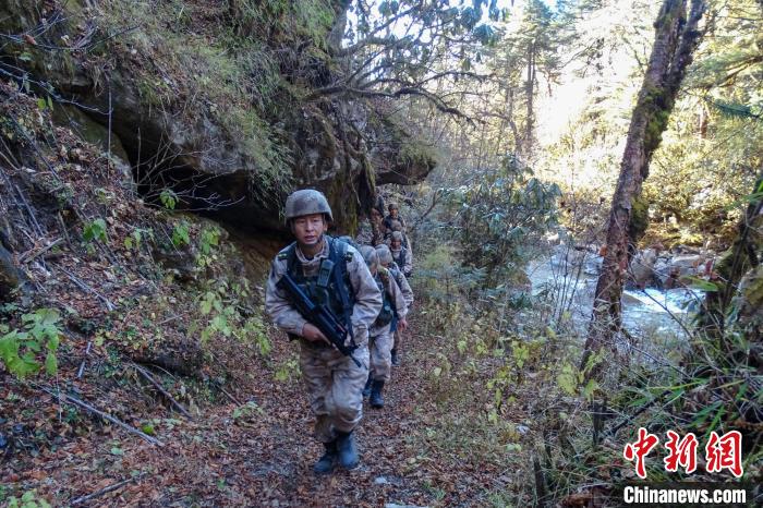 图为戍守官兵在原始森林巡逻。 张照杰 摄 图为戍守官兵在原始森林巡逻。 张照杰 摄