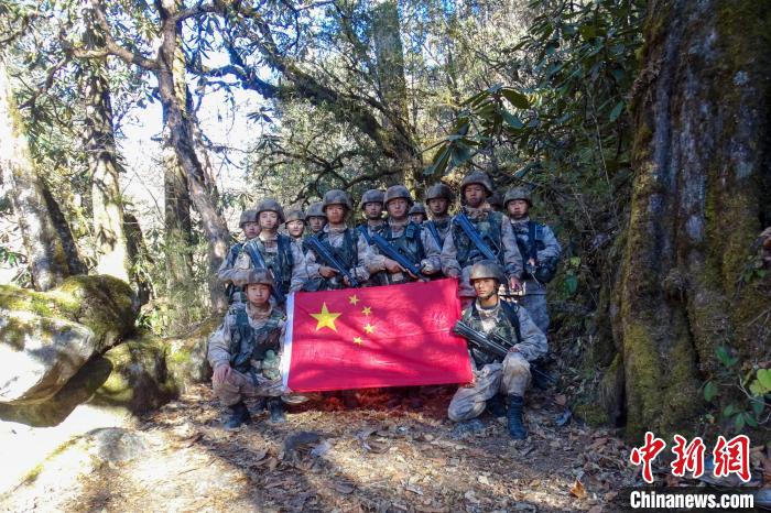 索朗多杰带领巡逻队伍到达点位宣誓主权。 张照杰 摄 索朗多杰带领巡逻队伍到达点位宣誓主权。 张照杰 摄