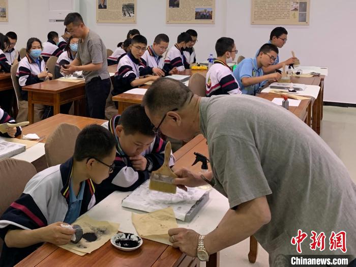 图为研学团队在敦煌阳关研学基地学习拓片制作。 (资料图) 敦煌市融媒体中心供图