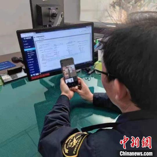 图为兰州海关所属金城海关关员远程视频查检出口马铃薯。(资料图) 高沛丰 　摄