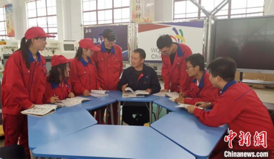 图为张天虎给学生答疑解惑。(资料图) 受访者供图