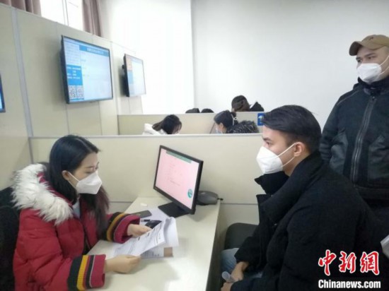 毕业生与企业HR面对面交流。 新疆人力资源和社会保障厅提供