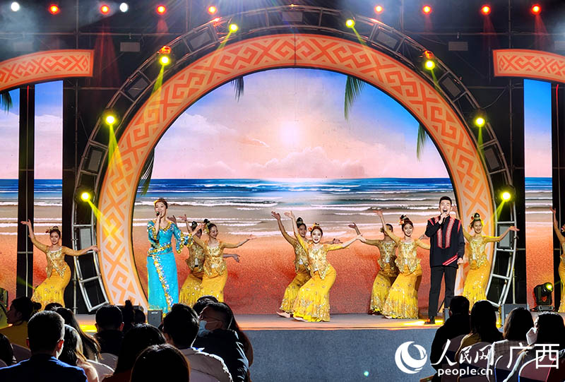 独居东南亚风情的歌舞节目《海风妩媚》。人民网 黄子婧摄