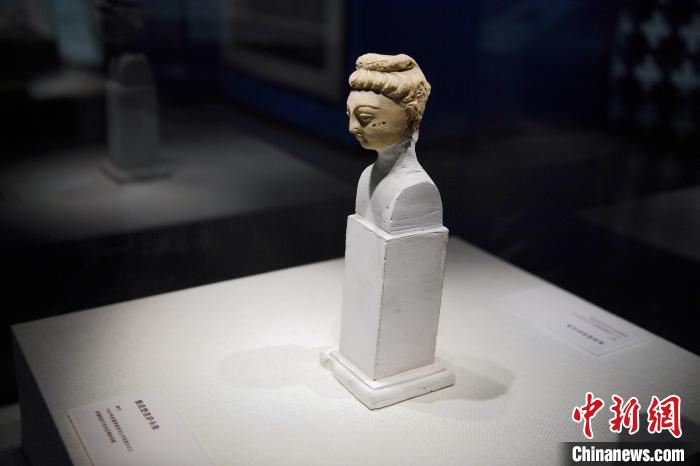 图为展出的精美文物。 阿琳娜 摄 图为展出的精美文物。 阿琳娜 摄