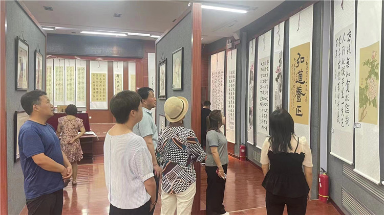 1673921150396265.jpg 临夏县组织党员干部观看廉洁书画作品.jpg