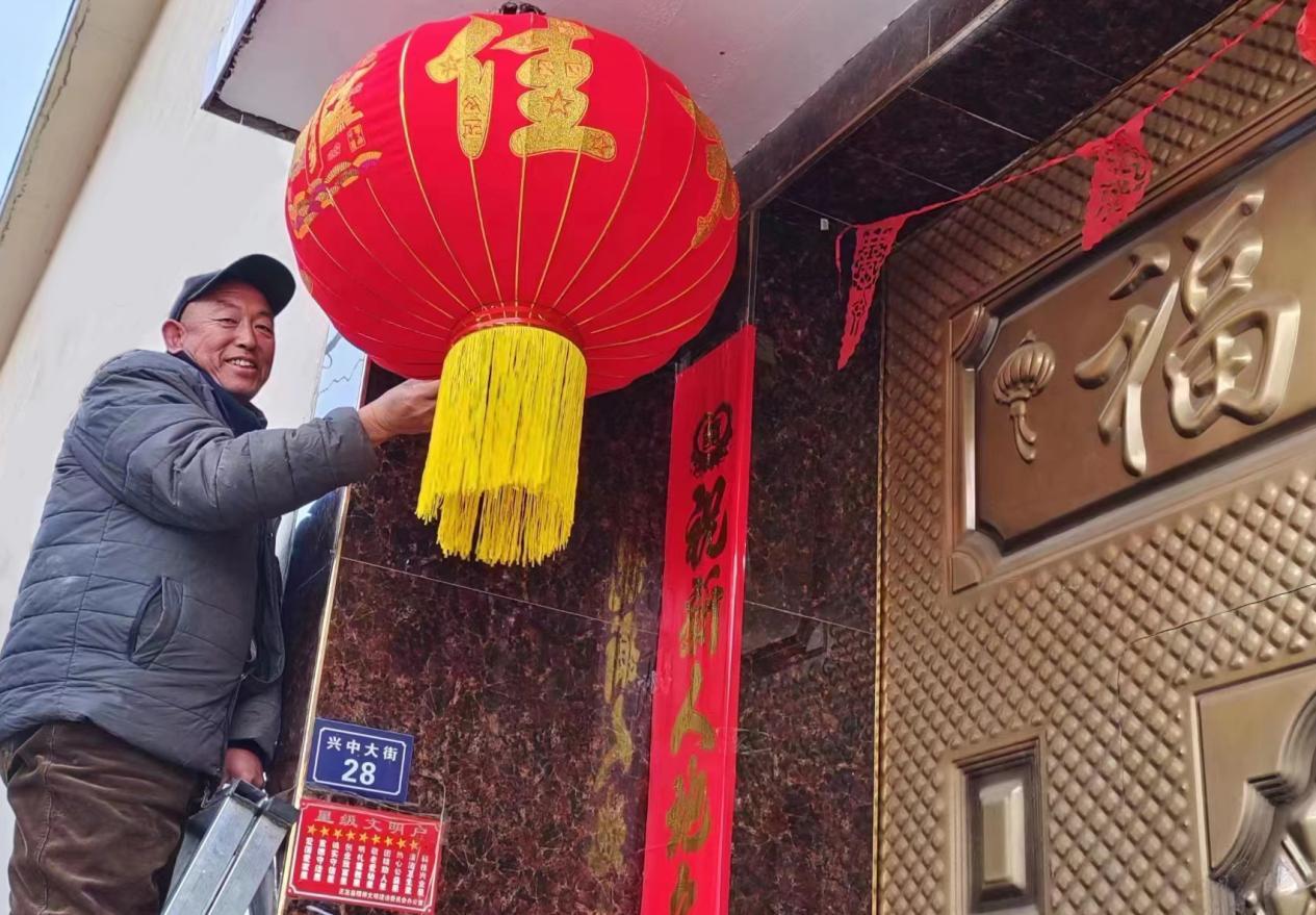 河北省石家庄市正定县吴兴村村民在挂灯笼。 于栋供图